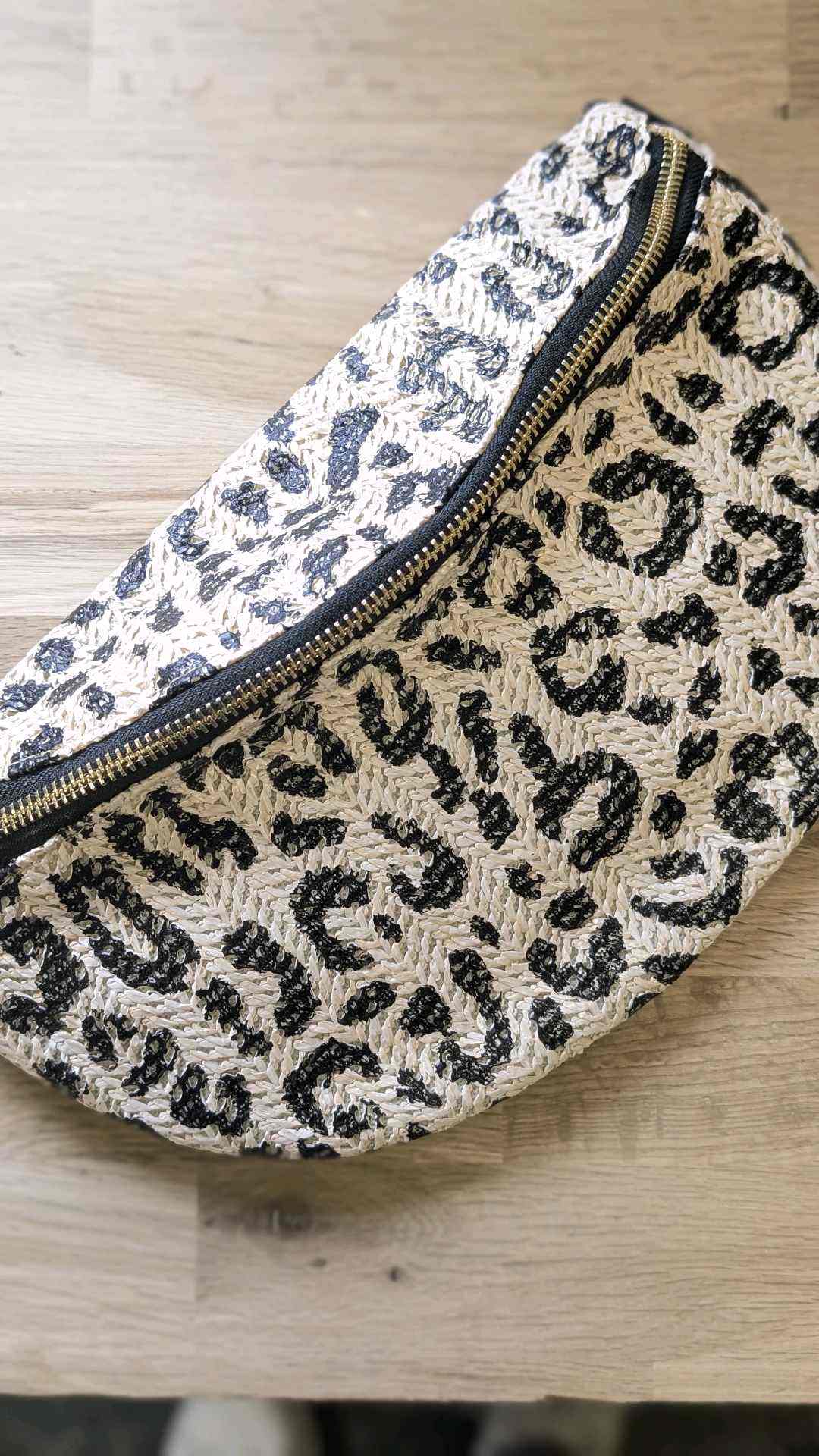 sac banane en paille avec l'impression  léopard