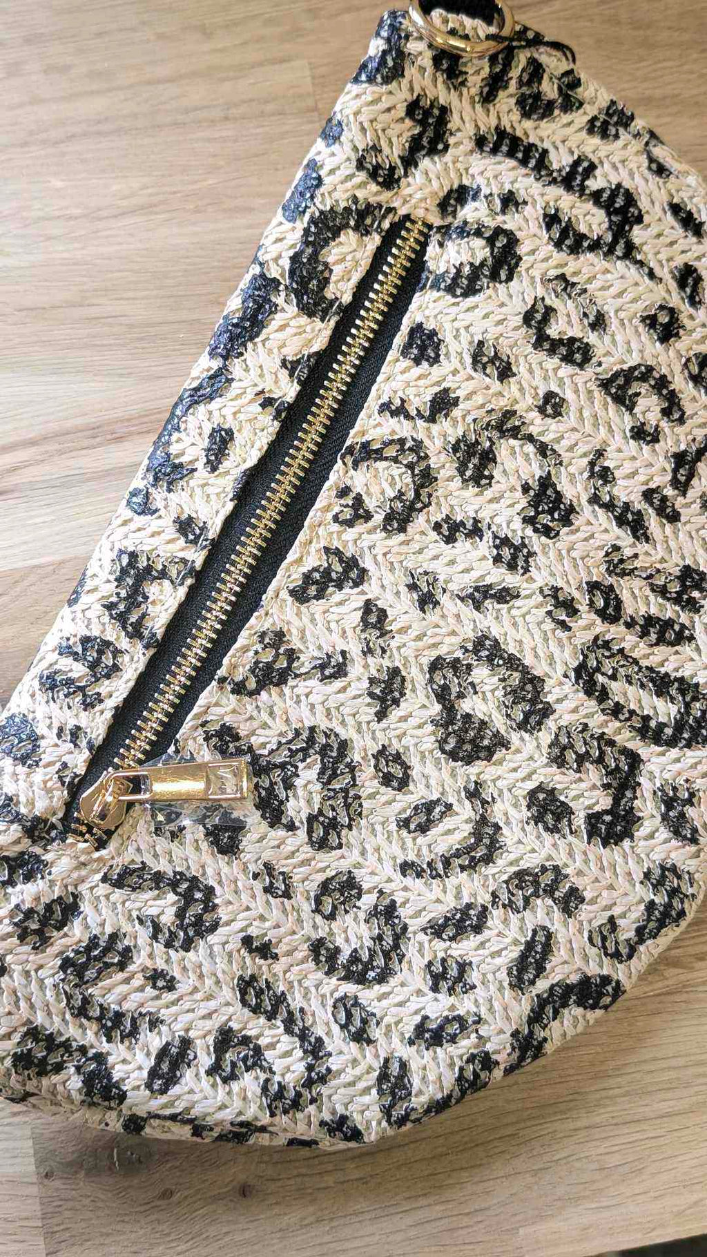 sac banane en paille avec l'impression  léopard