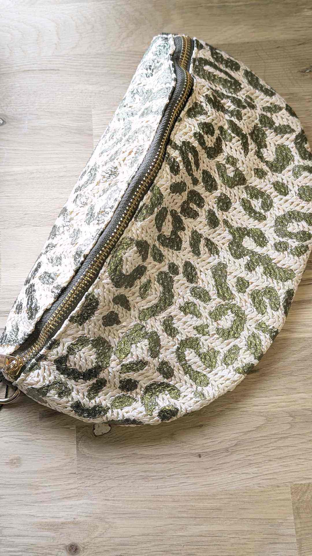 sac banane en paille avec l'impression  léopard