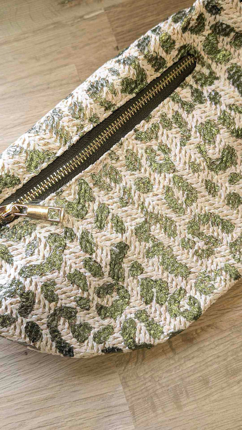 sac banane en paille avec l'impression  léopard