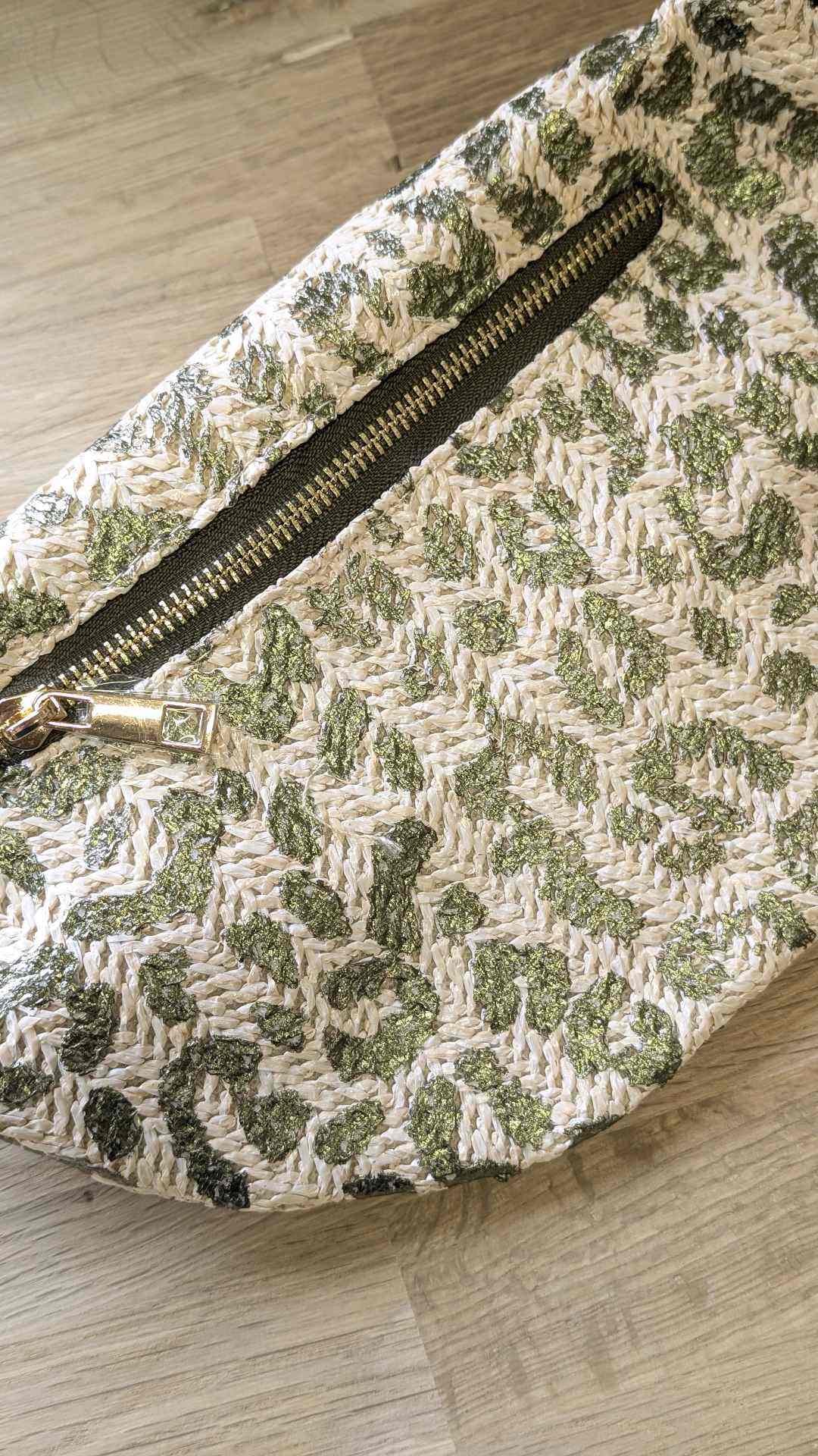 sac banane en paille avec l'impression  léopard