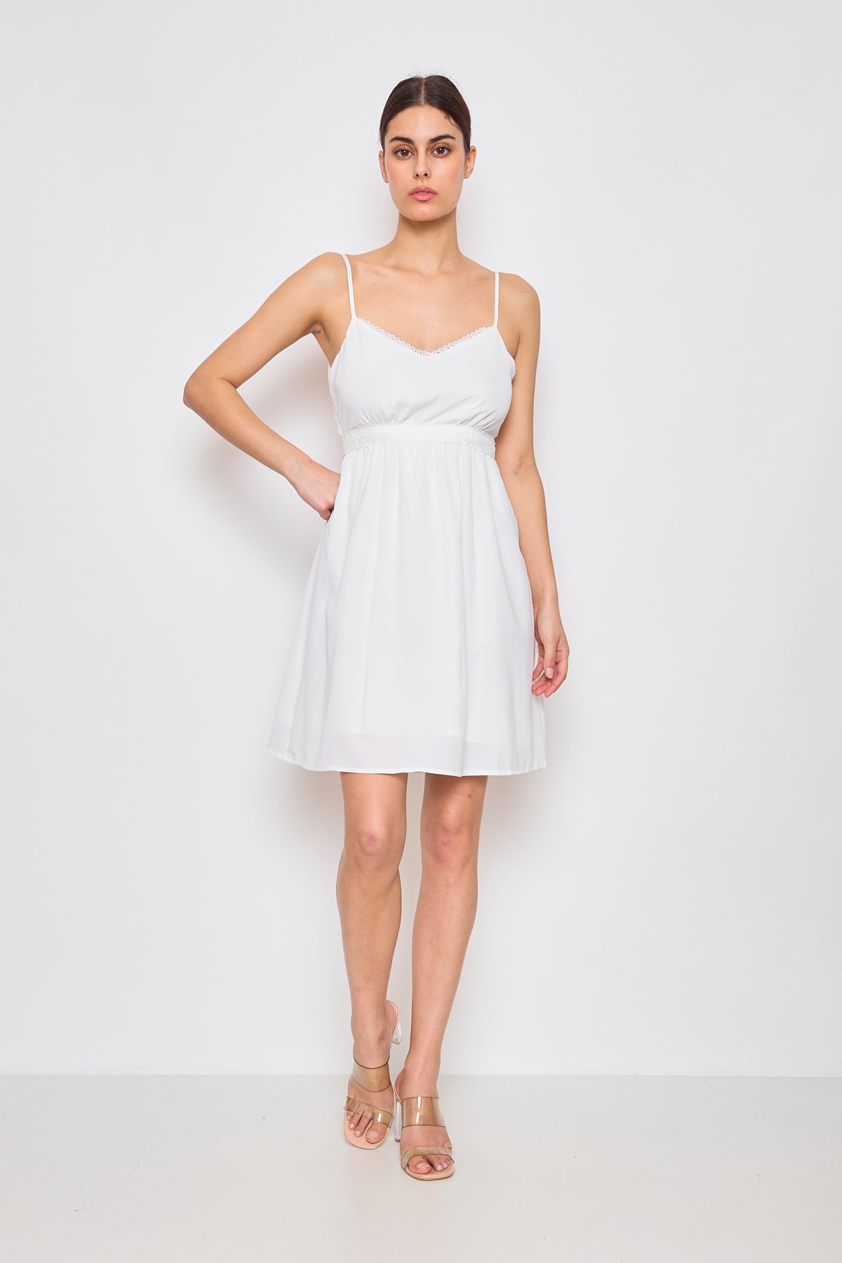 Robe  à bretelles fines et dentelle – Élégance estivale