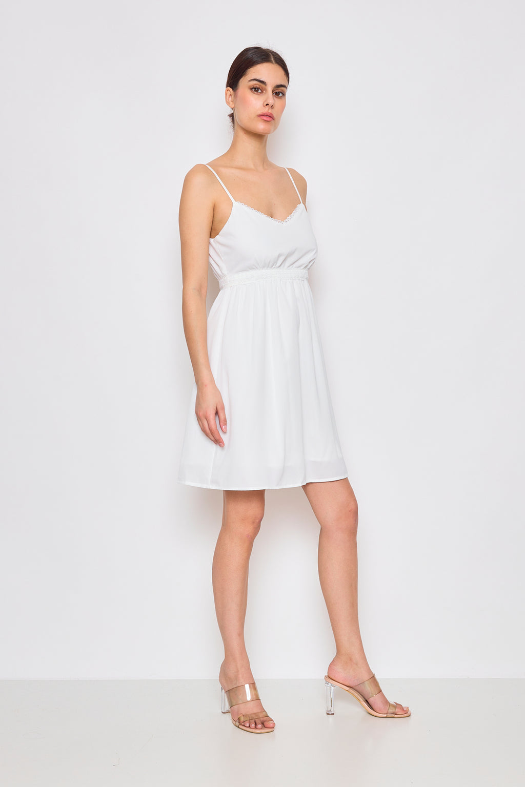 Robe  à bretelles fines et dentelle – Élégance estivale