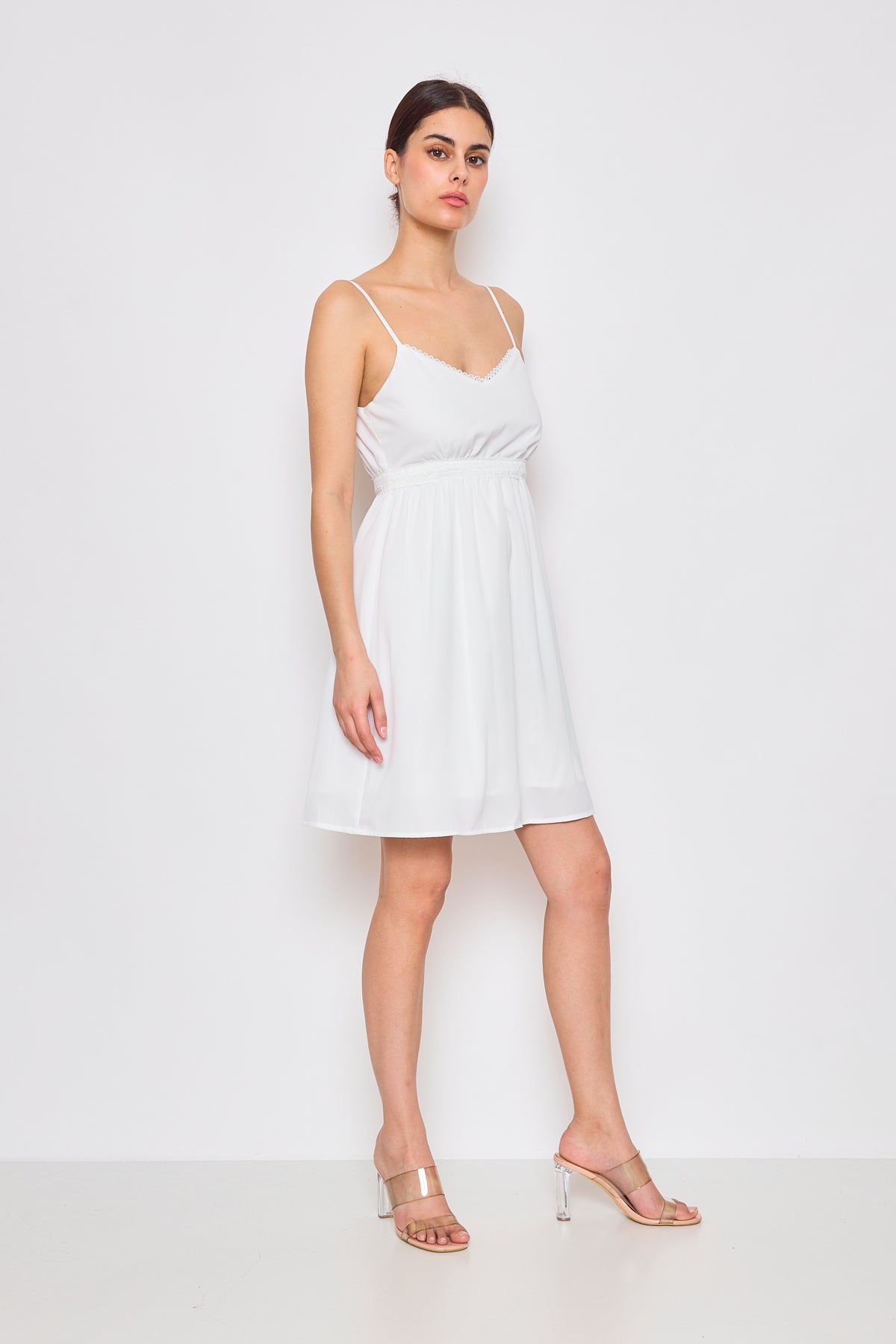 Robe  à bretelles fines et dentelle – Élégance estivale