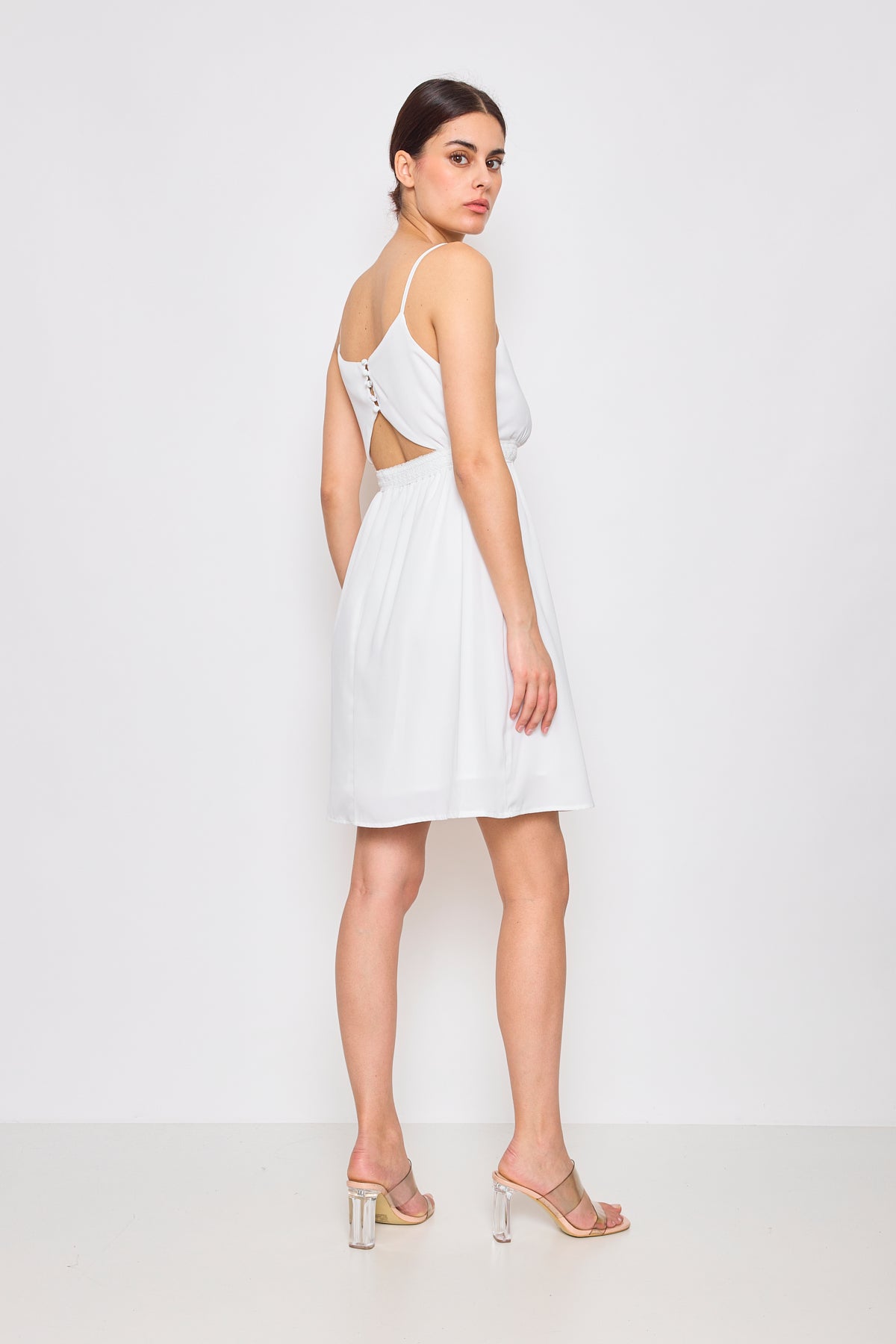 Robe  à bretelles fines et dentelle – Élégance estivale
