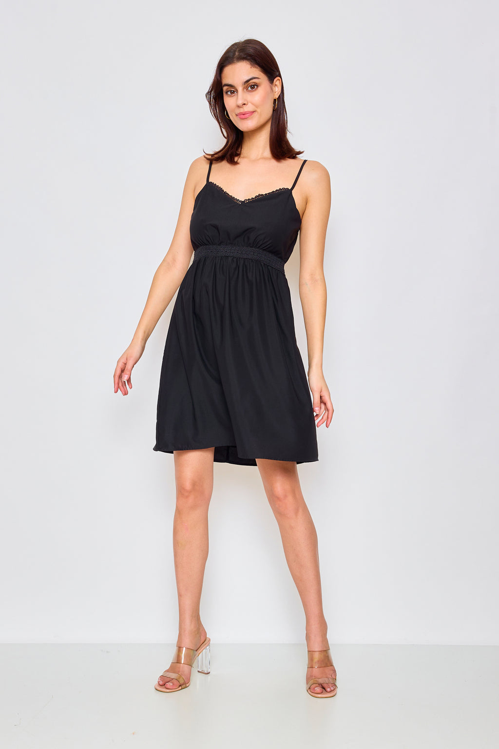 Robe  à bretelles fines et dentelle – Élégance estivale