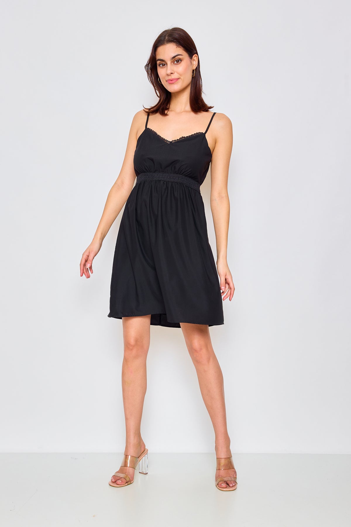 Robe  à bretelles fines et dentelle – Élégance estivale