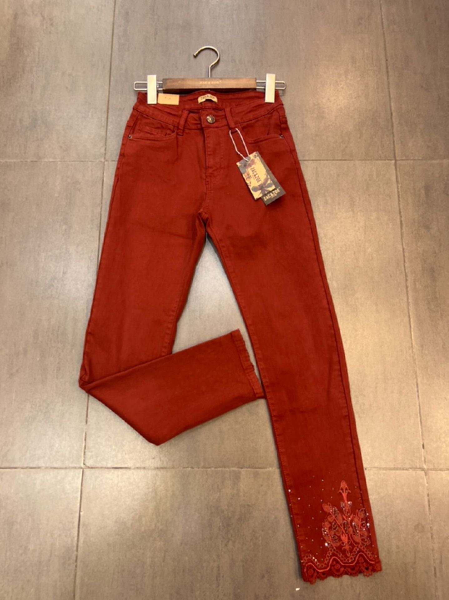 pantalon Jean Broderie florale sur le bas des jambes