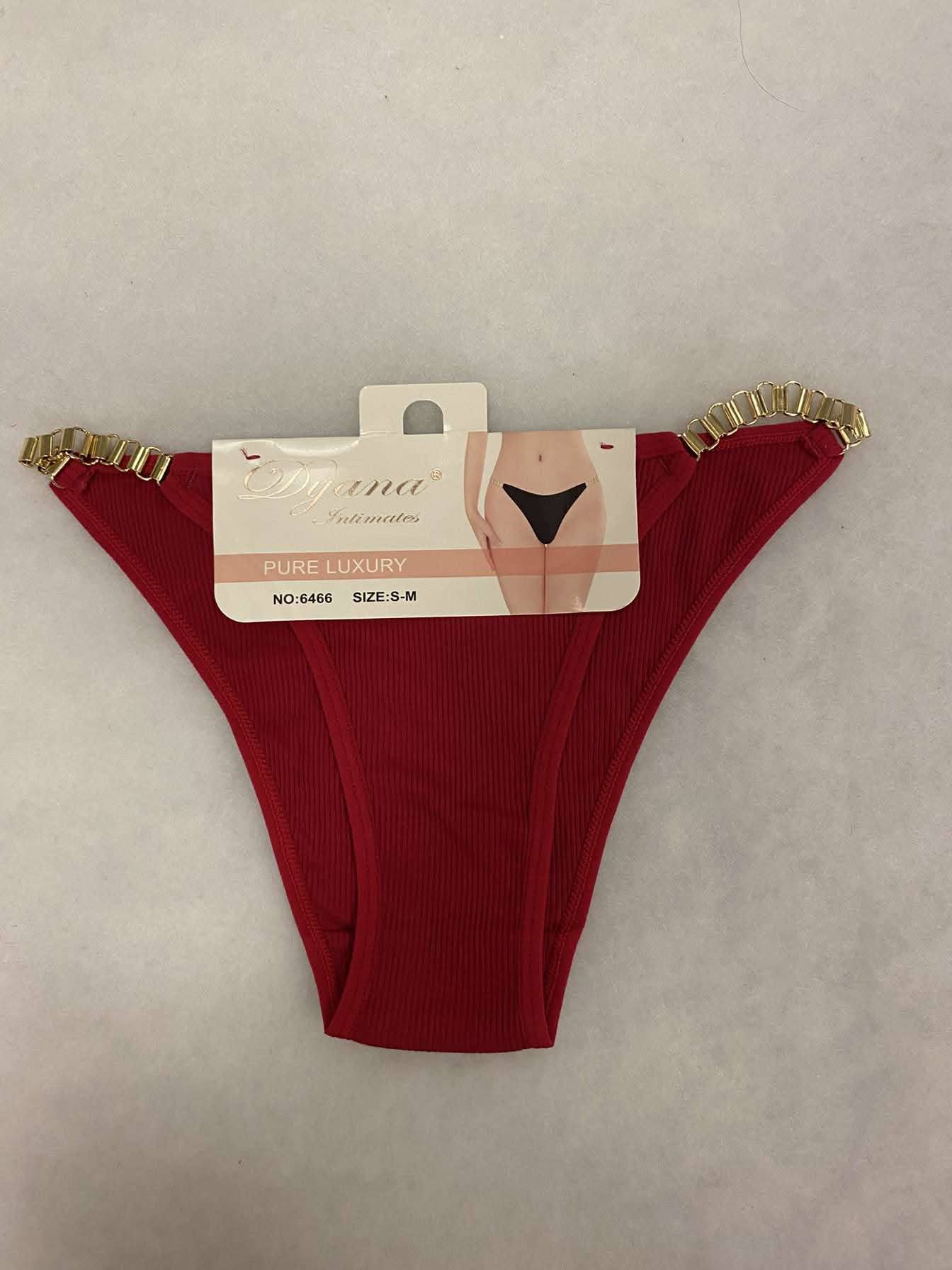 Culotte en dentelle élégante avec détails dorés