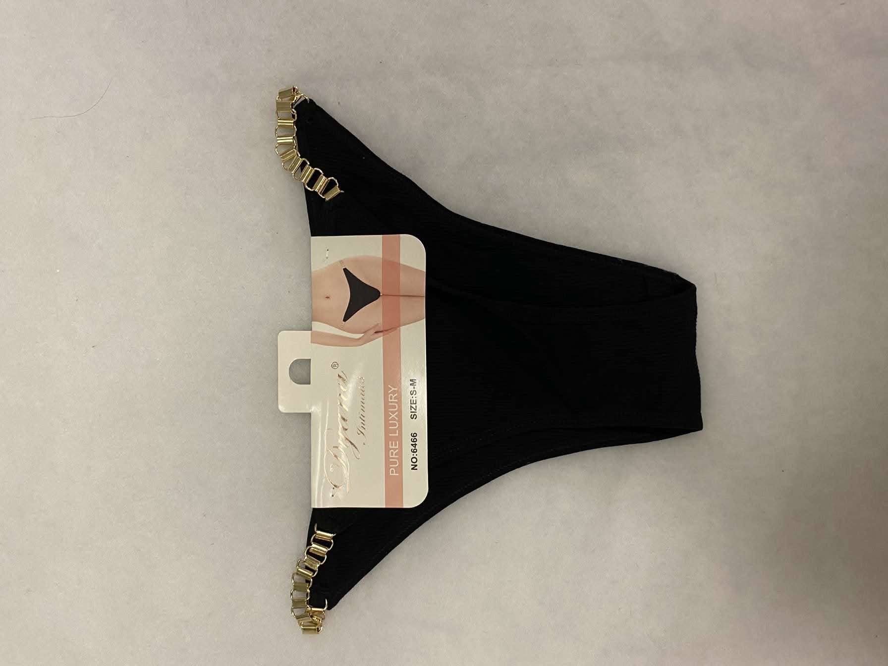 Culotte en dentelle élégante avec détails dorés